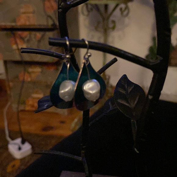 Metallic dangle earrings with faux pearls - Picture 1 of 2